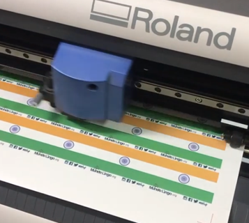 Troquelado especial de etiquetas de papel asdhesivo en Roland GS-24